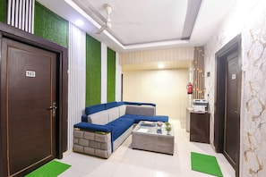 Lobby sitting area - Fabhotel Legend Stay (New Delhi)