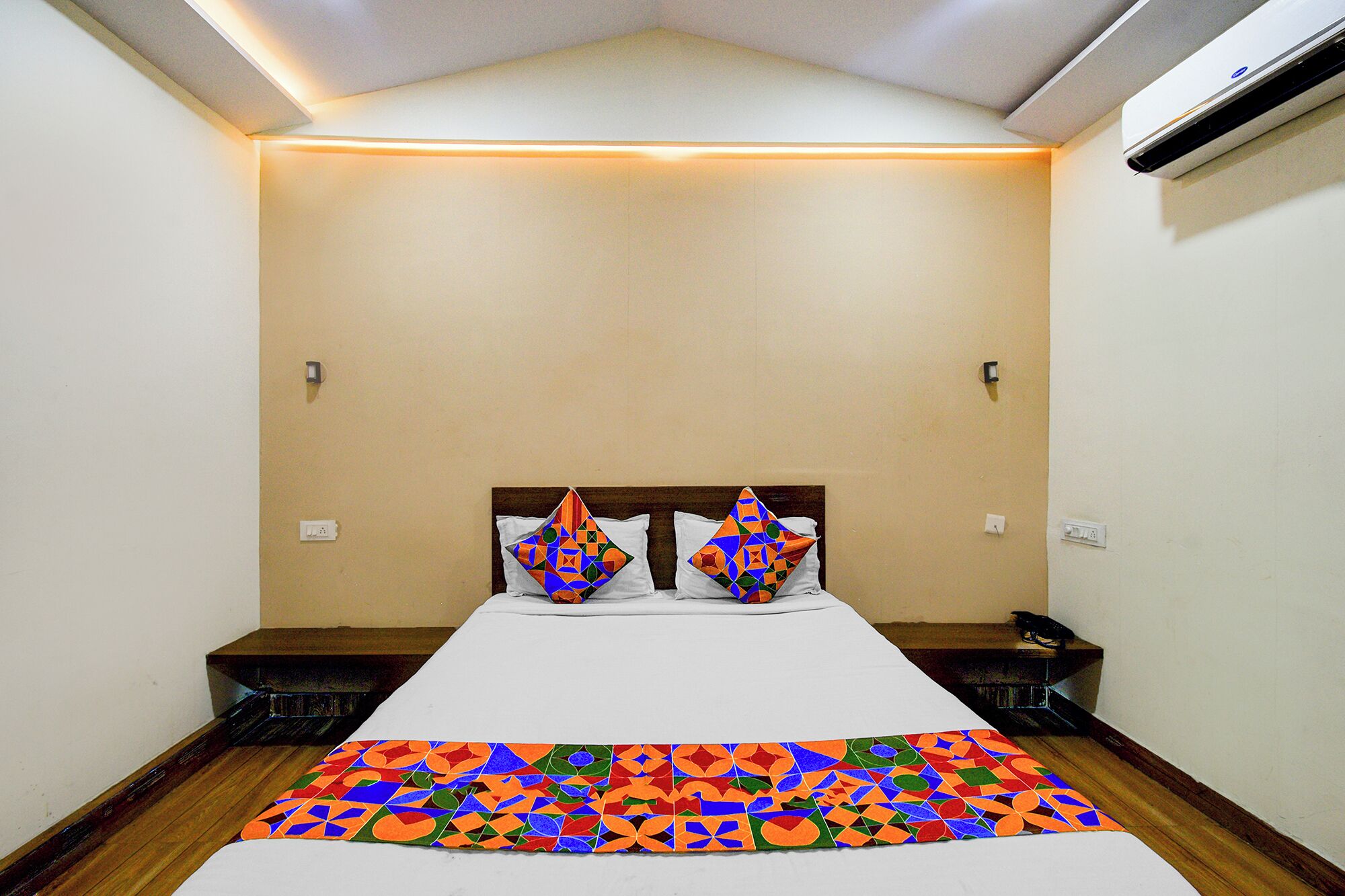 Egyptian cotton sheets, premium bedding, in-room safe, free WiFi