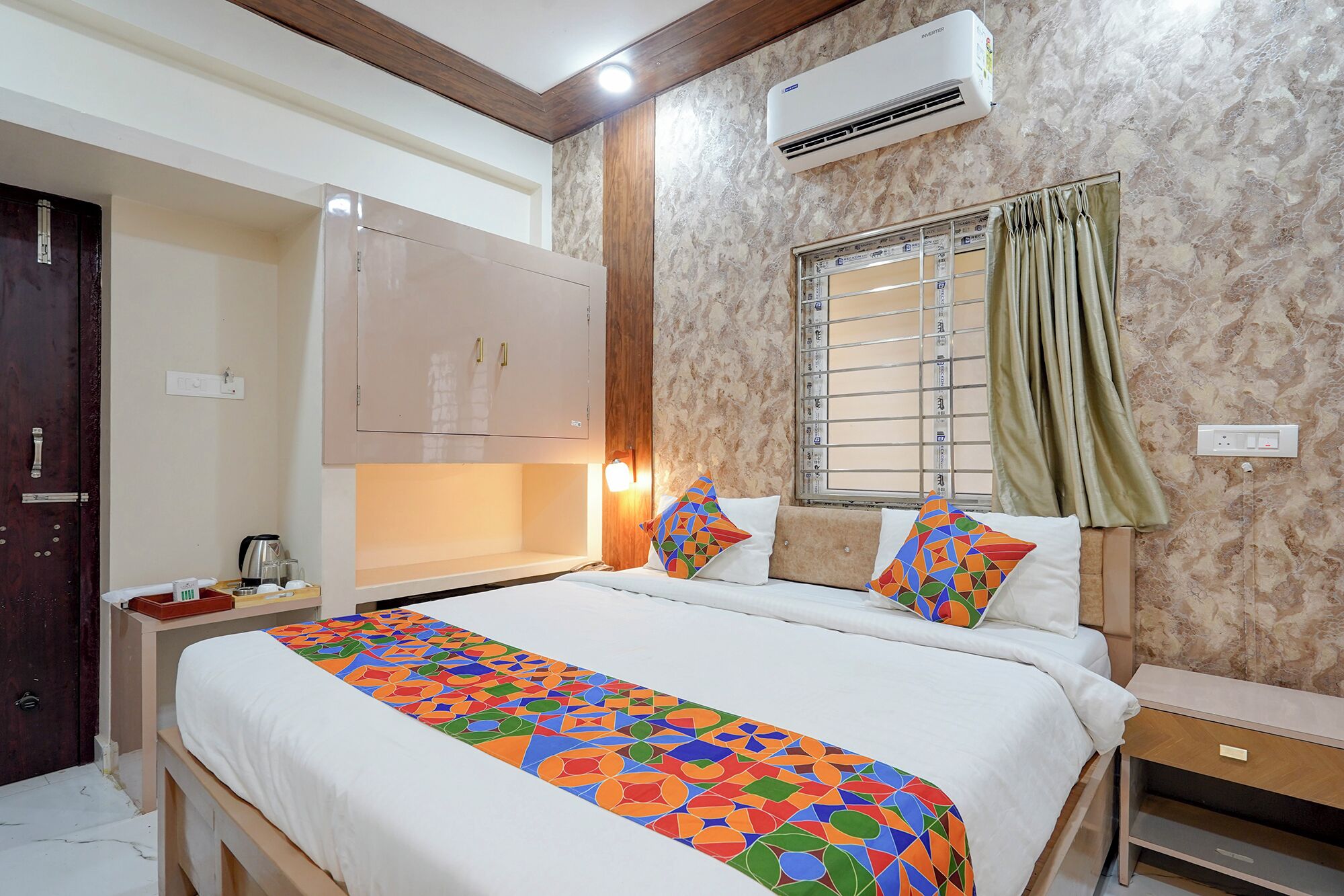 Egyptian cotton sheets, premium bedding, in-room safe, desk