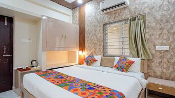 Egyptian cotton sheets, premium bedding, in-room safe, desk