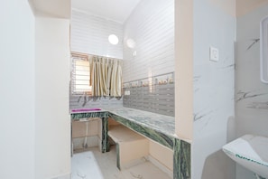 Shower, rainfall showerhead, free toiletries, towels - Fabhotel Grant Heights (Bhubaneshwar)