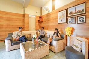 Lobby sitting area - Fabhotel Grant Heights (Bhubaneshwar)