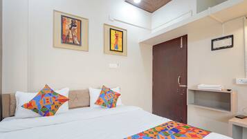 Deluxe Room | Egyptian cotton sheets, premium bedding, in-room safe, desk