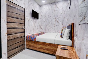 Egyptian cotton sheets, premium bedding, in-room safe, free WiFi