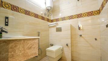 Shower, rainfall showerhead, free toiletries, towels