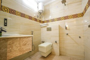 Suihku, sadesuihkupää, ilmaiset hygieniatuotteet, pyyhkeet