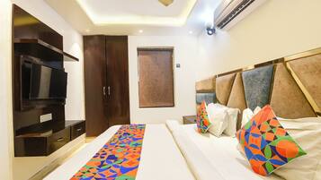Egyptian cotton sheets, premium bedding, in-room safe, desk