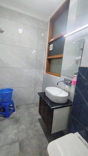 Shower, rainfall showerhead, free toiletries, towels - Fabhotel The Arjun (Gurugram)