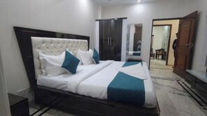 Egyptian cotton sheets, premium bedding, in-room safe, free WiFi - Fabhotel The Arjun (Gurugram)