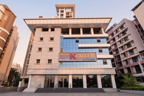 Hotelli nimeltä »Hotel SK Galaxy AC Rooms» on modernisti suunniteltu, ja siinä on näyttävä sisäänkäynti ja useita kerroksia.