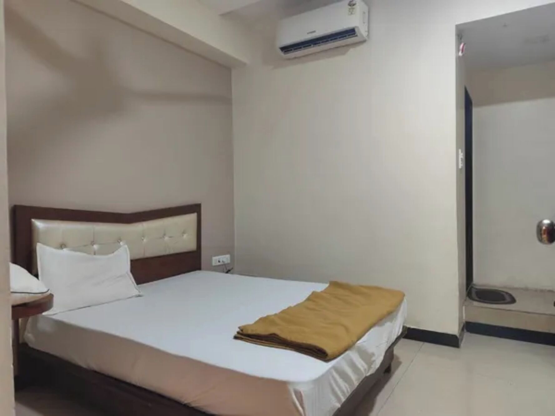 Egyptian cotton sheets, premium bedding, in-room safe, free WiFi