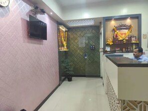 Reception - Fabhotel Sk Galaxy (Thane)