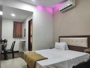 Egyptian cotton sheets, premium bedding, in-room safe, free WiFi - Fabhotel Sk Galaxy (Thane)