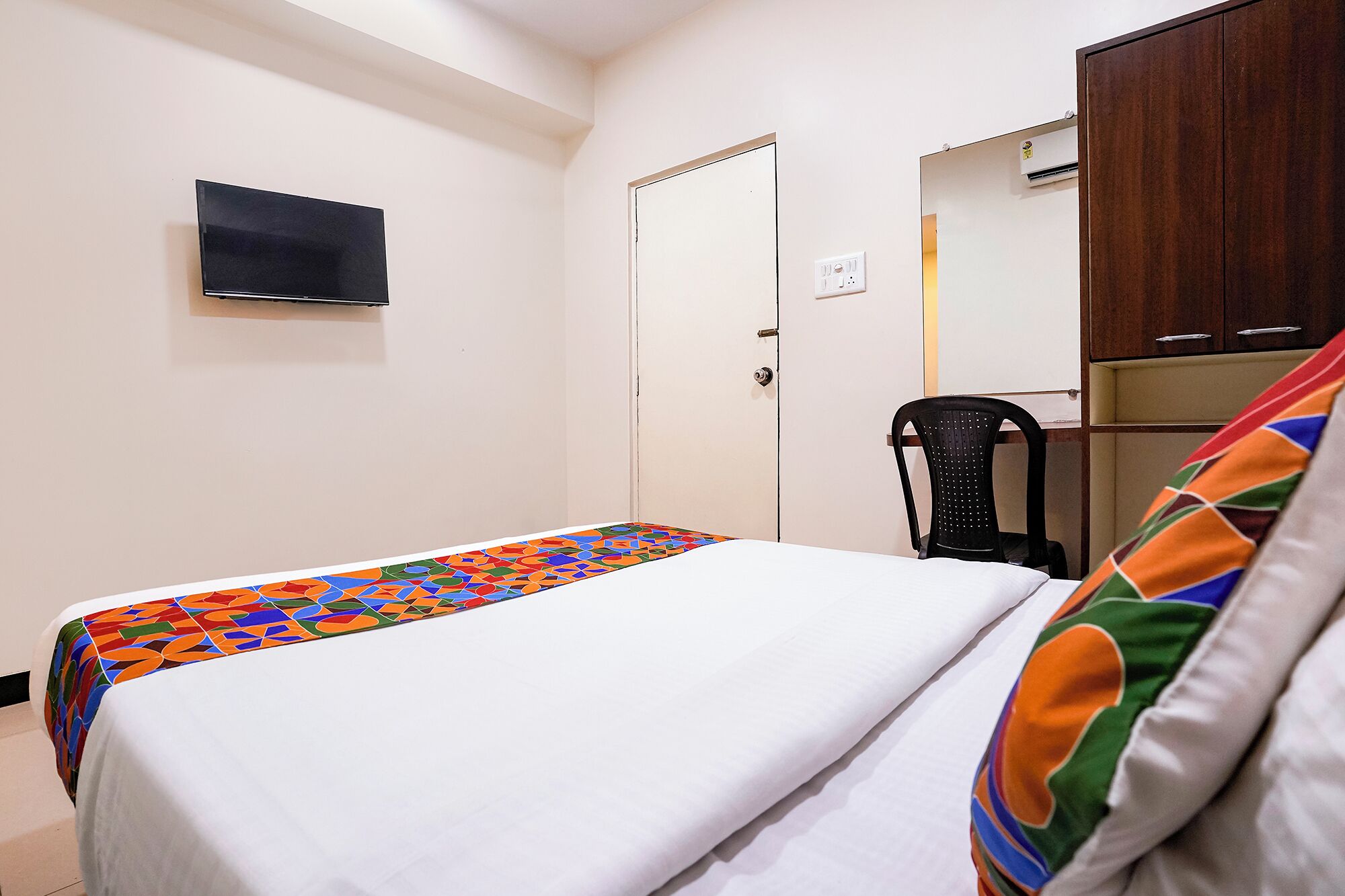 Egyptian cotton sheets, premium bedding, in-room safe, free WiFi
