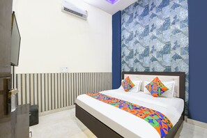 Premium Room | Egyptian cotton sheets, premium bedding, in-room safe, free WiFi - Fabhotel Metro Inn I (New Delhi)
