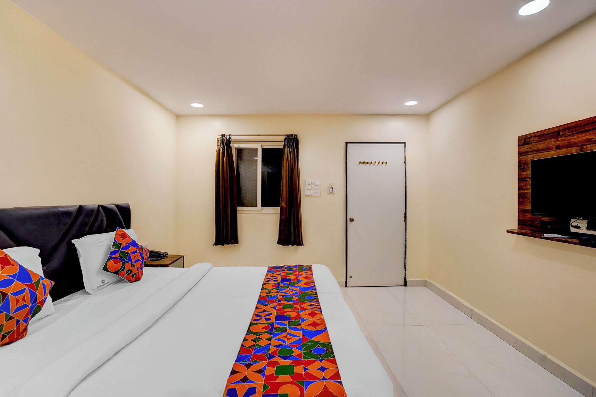 Egyptian cotton sheets, premium bedding, in-room safe, free WiFi