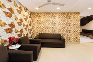 Lobby sitting area - Fabhotel Prime The City Park (Hyderabad)