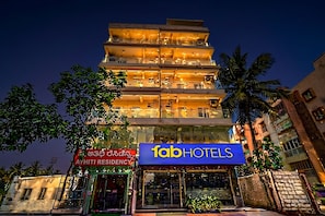 A multi-story building with a prominent 'fab hotels' sign. - FabHotel Athiti Residency- Marathahalli (Bengaluru)