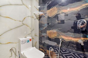 Shower, rainfall showerhead, towels, toilet paper - Fabhotel Namaskar (Bhubaneshwar)