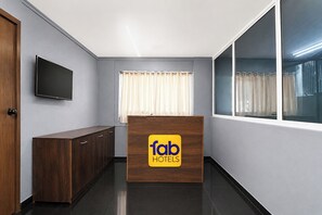 Reception - Fabhotel Nirvana (Pune)