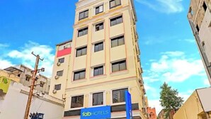 Un hotel de varios pisos con un letrero que dice 'fab hotels' en la planta baja.