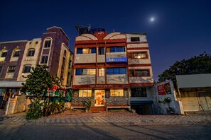 A multi-story building with a sign for 'fab hotels' and a sign in a local language indicating a restaurant and lounge. - Fabhotel Akshay Inn (Pune)