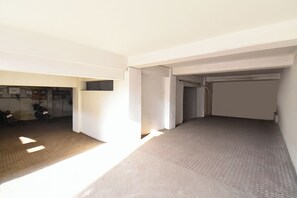 Free self parking - Fabhotel Akshay Inn (Pune)
