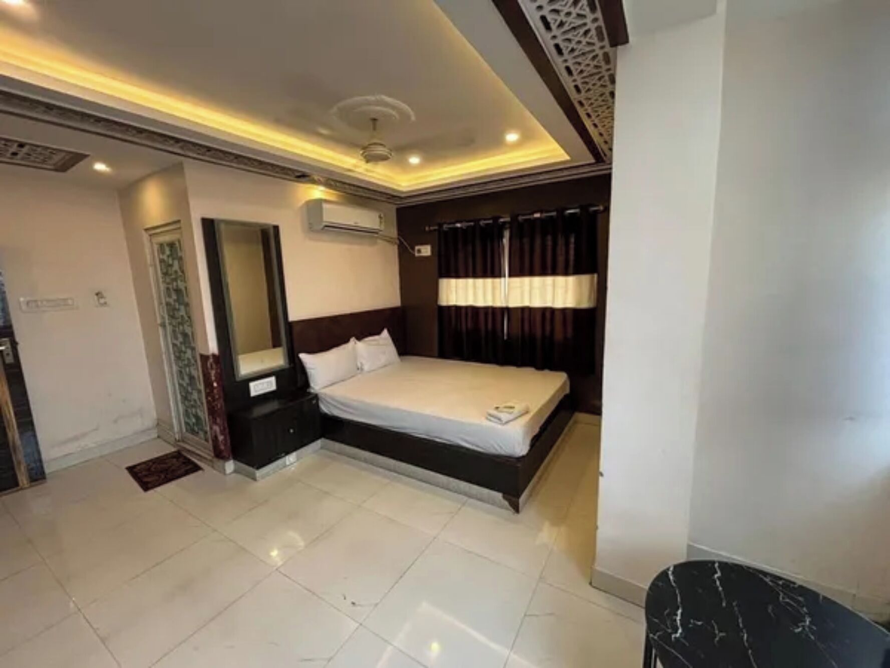 Egyptian cotton sheets, premium bedding, free WiFi, bed sheets