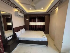 Egyptian cotton sheets, premium bedding, free WiFi, bed sheets