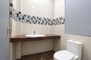 Shower, rainfall showerhead, free toiletries, towels - Fabhotel Le Sancy (New Delhi)