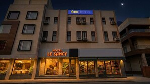 Un hôtel appelé « Le Sancy », doté d’une façade moderne, de nombreux balcons et d’un restaurant visible au niveau du rez-de-chaussée.