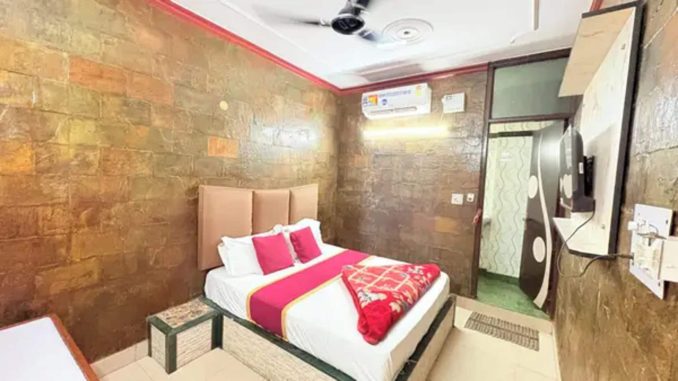 Egyptian cotton sheets, premium bedding, free WiFi, bed sheets