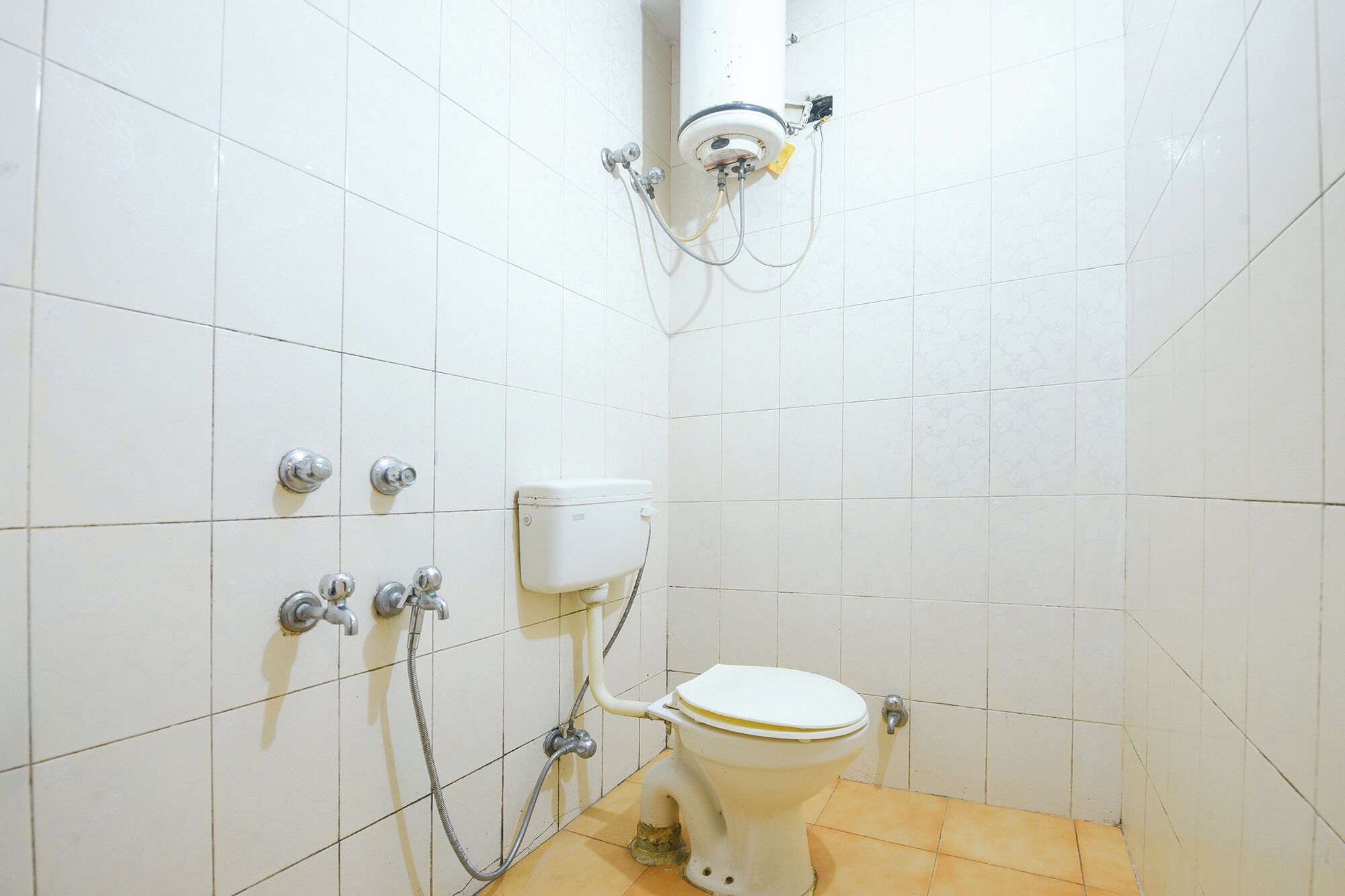 Een douche, gratis toiletartikelen, handdoeken, toiletpapier