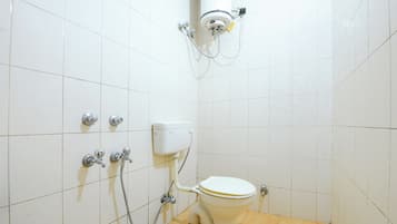 Een douche, gratis toiletartikelen, handdoeken, toiletpapier