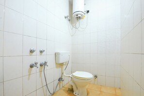 Shower, free toiletries, towels, toilet paper - Via Comfort Stay Green Park (New Delhi)