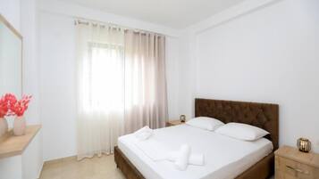 Honeymoon-Apartment, Balkon, Meerblick | Bügeleisen/Bügelbrett, kostenloses WLAN
