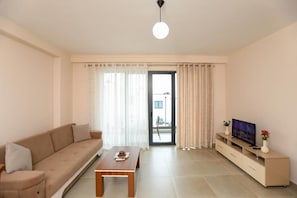 Superior-Apartment, Balkon, Meerblick | Wohnbereich