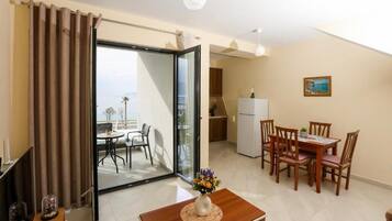 Standard Apartment, Balcony, Sea View | Dining