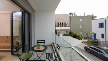 Standard-Apartment, Balkon, Meerblick | Speisen im Freien