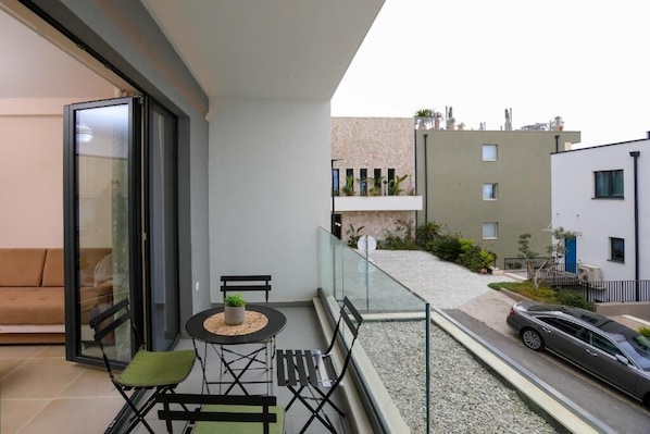 Standard-Apartment, Balkon, Meerblick | Speisen im Freien