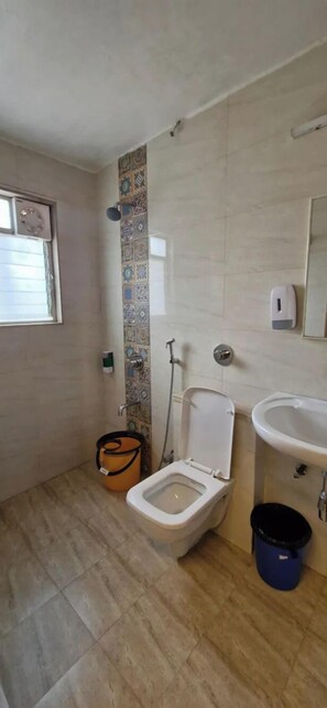 Dusche, Regendusche, kostenlose Toilettenartikel, HandtĂŒcher