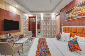 Shower, rainfall showerhead, towels, toilet paper - Fabhotel The Red Carpet Rooms (Noida)