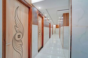 Lobby - Fabhotel The Red Carpet Rooms (Noida)