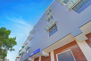 Exterior - Fabhotel The Red Carpet Rooms (Noida)