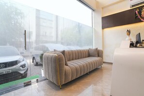 Lobby sitting area - Fabhotel Raj Villa I (Indore)
