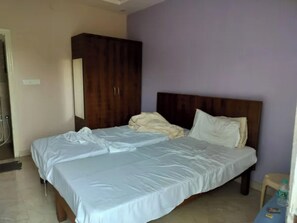 Egyptian cotton sheets, premium bedding, free WiFi, bed sheets - Fabhotel Mr Guest Line (Bangalore)