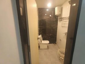 Shower, rainfall showerhead, free toiletries, towels - Fabhotel Anu Grand (Vijayawada)