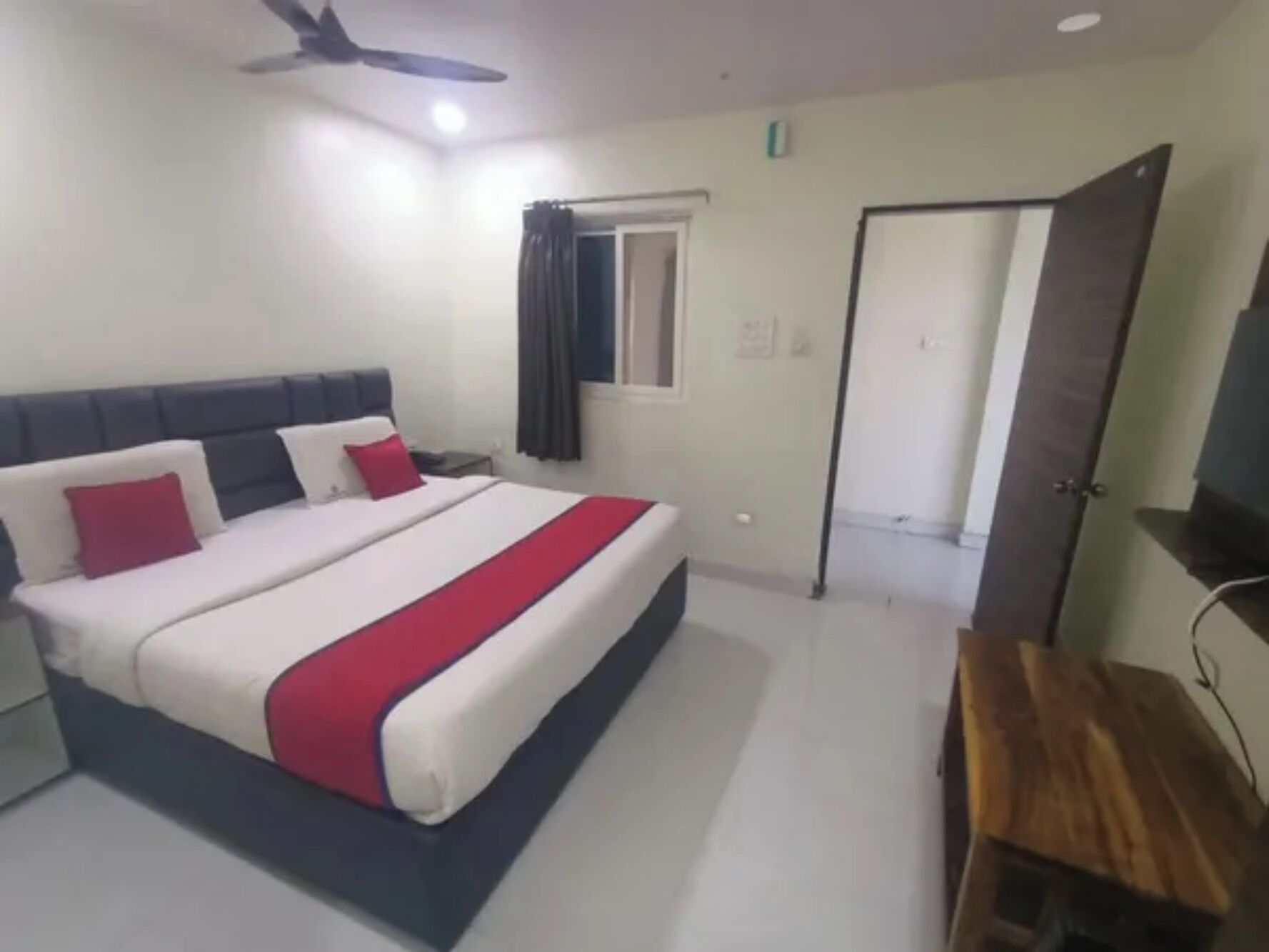 Egyptian cotton sheets, premium bedding, free WiFi, bed sheets