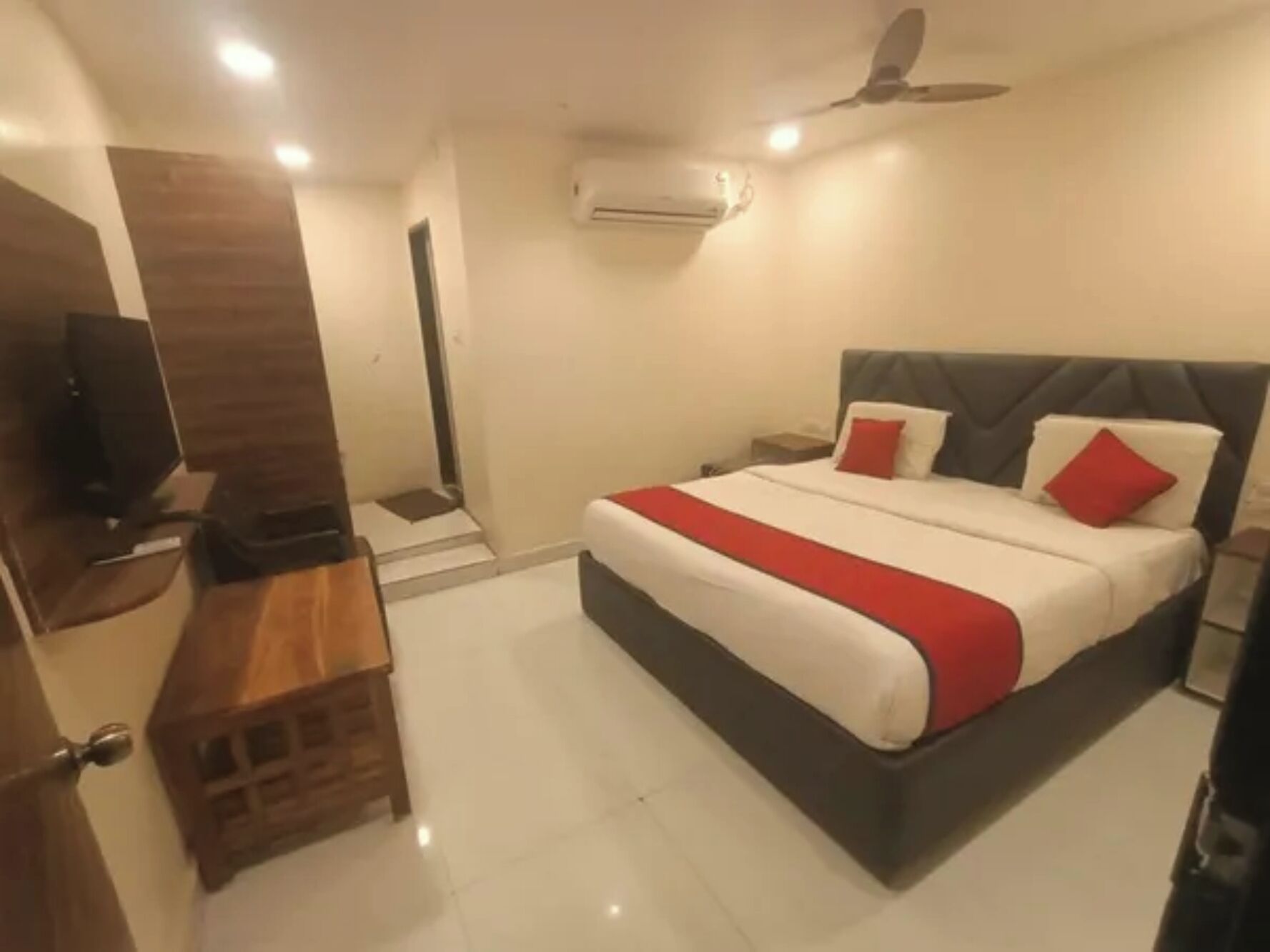 Egyptian cotton sheets, premium bedding, free WiFi, bed sheets