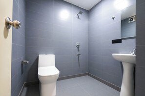 A bathroom with a toilet, shower, and sink. - Fabhotel Amar Residency (New Delhi)